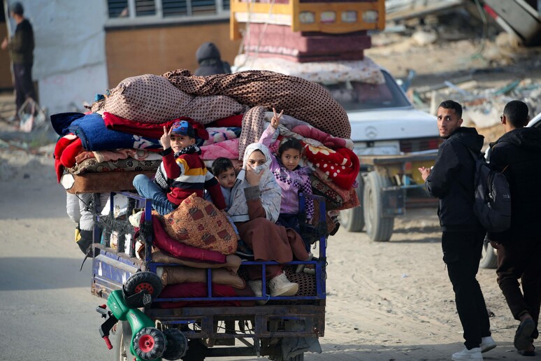 In vigore la tregua a Gaza, esplode la gioia della popolazione e arrivano gli aiuti