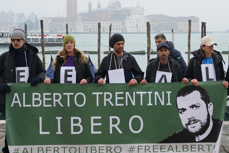 Alcuni partecipanti al flash mob per la liberazione di Alberto Trentini - RIPRODUZIONE RISERVATA