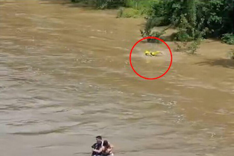 Frame di un video in cui si vede il disperato tentativo di un vigile del fuoco - RIPRODUZIONE RISERVATA