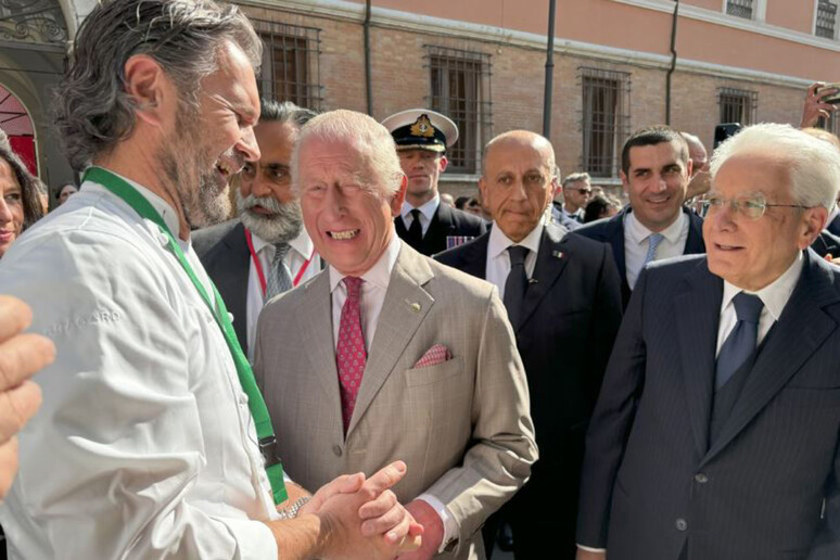 Cracco incanta reali inglesi con sfoglia di ricotta e agnello - RIPRODUZIONE RISERVATA