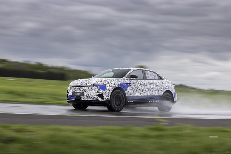 Ultimi test in vista del lancio per Alpine A390 - RIPRODUZIONE RISERVATA