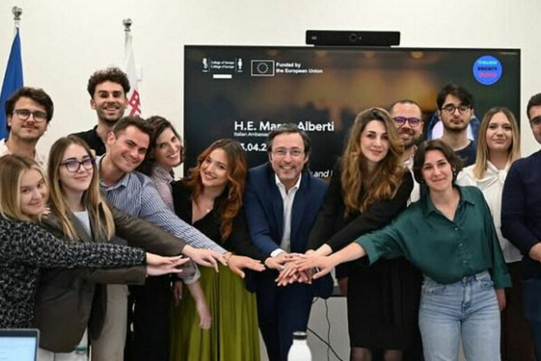 - RIPRODUZIONE RISERVATA
