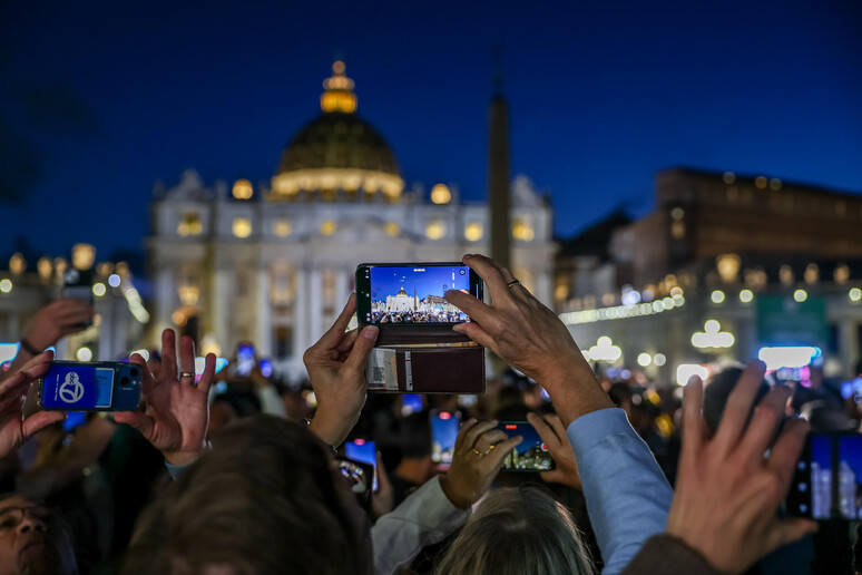 Conclave, prima fumata è nera
