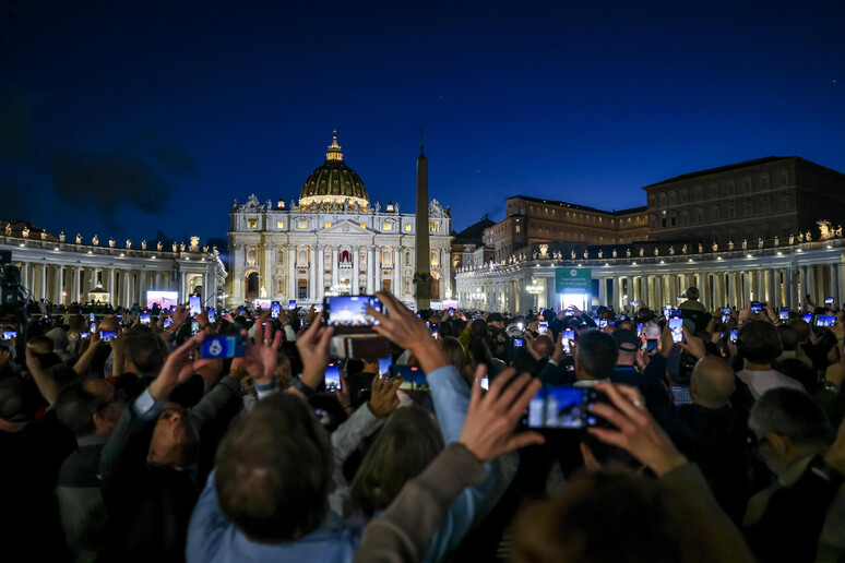 Conclave, prima fumata è nera