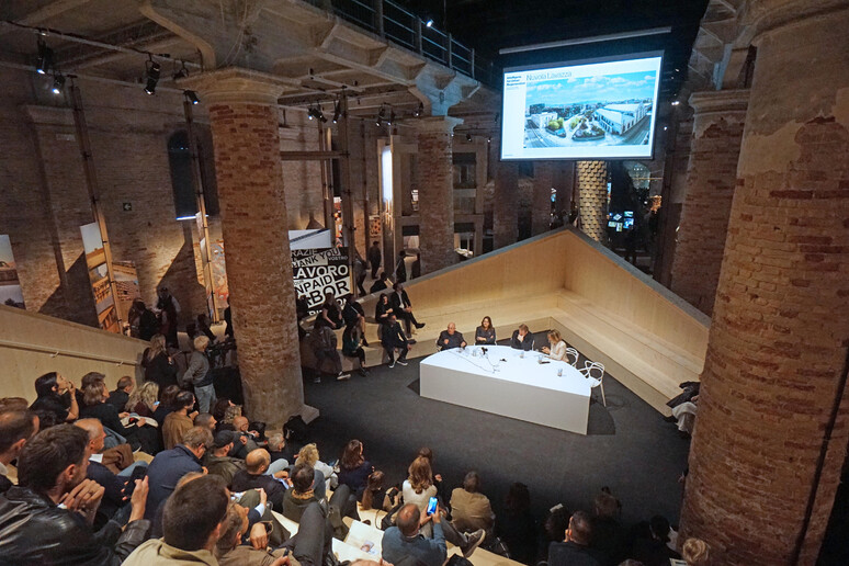 Il  'terzo paradiso ' accoglie il pubblico di Biennale Architettura - RIPRODUZIONE RISERVATA