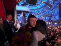 Sanremo: Lazza scende in platea e consegna fiori alla mamma (ANSA)
