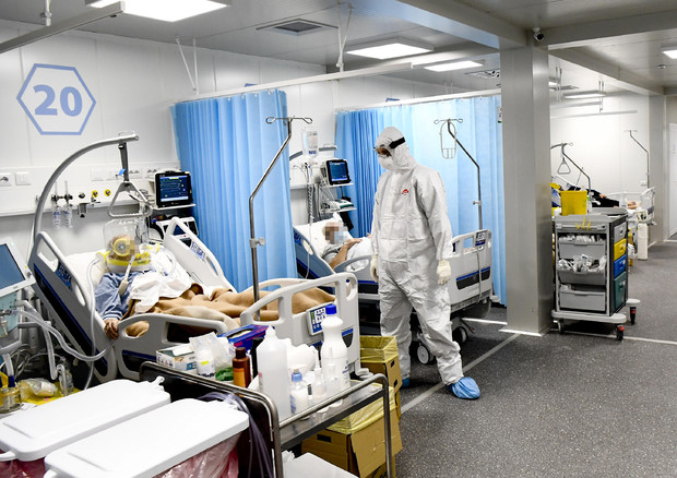 Medici in terapia intensiva © ANSA