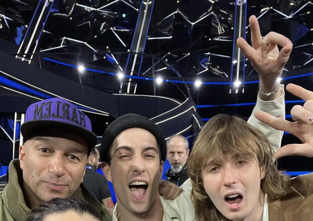 Un selfie con i Maneskin pubblicato da Gianni Morandi sui social in occasione della partecipazione del gruppo alla terza serata del Festival di Sanremo - Facebook di Gianni Morandi © ANSA