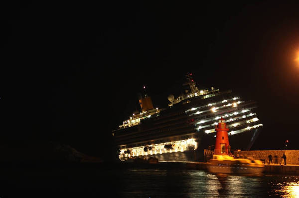 La nave Costa Crociere inclinata la sera dell'impatto con gli scogli