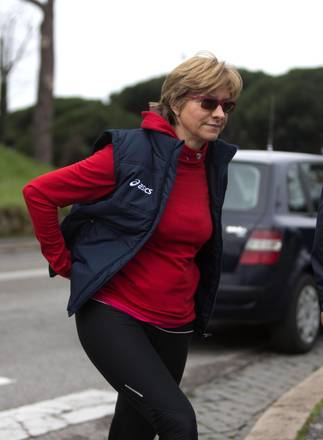 Il ministro Roberta Pinotti corre la mezzamaratona Roma-Ostia