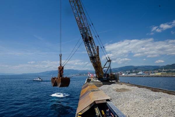 Nuova diga Genova prima gettata di ghiaia