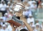 Con il trofeo della vincitrice del Roland Garros