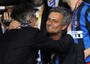 Il presidente Massimo Moratti abbraccia l'allenatore Jose' Mourinho al termine della finale di Champions League