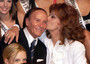 Sophia Loren (D), presidente della giuria Vip di Miss Italia 2001, bacia il patron del concorso Enzo Mirigliani a Salsomaggiore il 10 settembre 2001