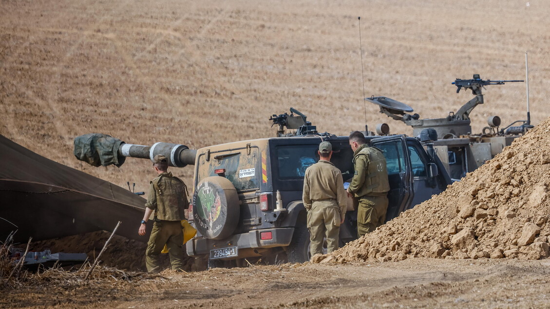 Israeli forces along the border with Gaza © ANSA/EPA