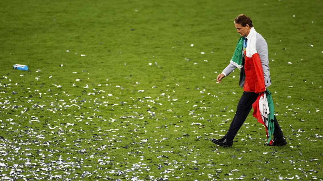 Mancini avvolto dalla bandiera italiana dopo la finale dell 'Europeo vinta a Londra. 11 luglio 2021 - RIPRODUZIONE RISERVATA