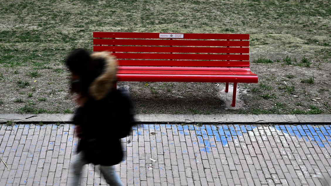 Una panchina rossa contro violenza sulle donne