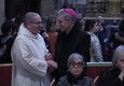 Ratzinger, padre Georg prega davanti al feretro e si ferma a parlare con Orban © ANSA
