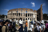 Turistas diante do Coliseu de Roma, na Itália