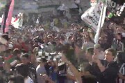 Festa tifosi Juventus per vittoria trentesimo scudetto