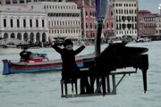 Un pianista che fluttua sui canali apre il Carnevale di Venezia