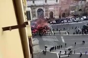 Piazza del Popolo, il corteo degli ultrà del Galatasaray