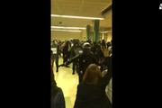 Referendum, la polizia porta via le urne dai seggi