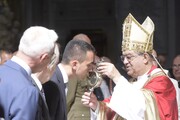 M5S: Di Maio, che emozione bacio teca sangue San Gennaro - foto di Cesare Abbate
