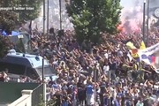 Festa Inter, la squadra arriva a San Siro fra i tifosi impazziti