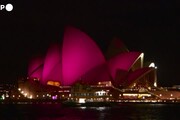 La Sydney Opera House si illumina di rosa per rendere omaggio a Olivia Newton-John