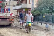 Maltempo, a Pianello di Ostra gli abitanti al lavoro per salvare il salvabile