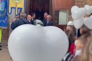 Alluvione Marche, don Paolo celebra i funerali di Mattia: 'Sorridevi a tutti'