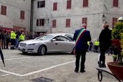 Alluvione Marche, la bara con il piccolo Mattia a Barbara per i funerali