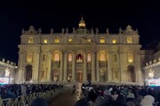 Giubileo, tra i fedeli a San Pietro per l'apertura della Porta Santa