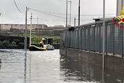 Maltempo a Catania: auto sommersa dall'acqua, soccorsa dai pompieri