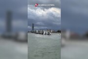 Peschereccio naufraga di fronte al porto di Cesenatico