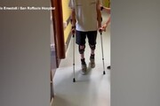 Un neurostimolatore aiuta a camminare due persone paraplegiche