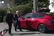 Show di Trump fra le Tesla di Musk, e ne compro una