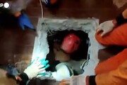 Giovane estratto vivo dopo 5 giorni