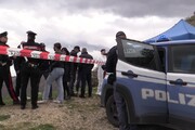 Femminicidio Ilaria Sula, la polizia mortuaria porta via il corpo della ragazza