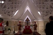 Il Papa nella bara: casula rossa e rosario tra le mani