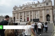 Migliaia in coda per l'ultimo saluto a papa Francesco