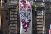 'Abortiamo pure voi', striscione contro il corteo Pro Vita a Roma