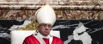Papa Francesco nella messa del 3 novembre 2014 con la mitra che indossa nella bara