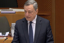 Draghi: "Per 800 miliardi l'anno serve debito comune dell'Unione europea"