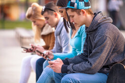 Teenagers usano lo smartphone - @ iStock.