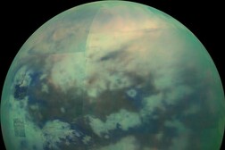Immagine di Titano catturata dalla sonda Cassini della Nasa nel 2015 (fonte:&nbsp;NASA/JPL/University of Arizona/University of Idaho)