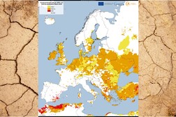 Mappa della siccità in Europa (fonte; European Union, Copernicus Emergency Management Service data), terreno arido sullo sfondo (fonte: Zahaoha da Pxhere  CC0 Public Domain)