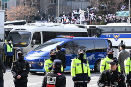 Il presidente sudcoreano Yoon in tribunale per l'udienza di arresto