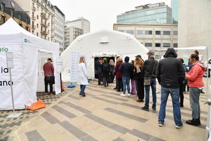 Persone in fila per la vaccinazione (foto d'archivio)